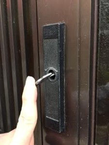 玄関ウエスト引き戸錠取替え(合鍵を重ねすぎて限界)